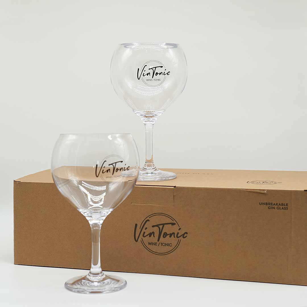vintonic-plastik-glas-auf-karton