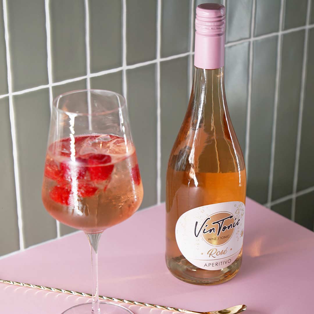 rose-flasche-glas-mit-zubereiteten-drink-eis-beeren