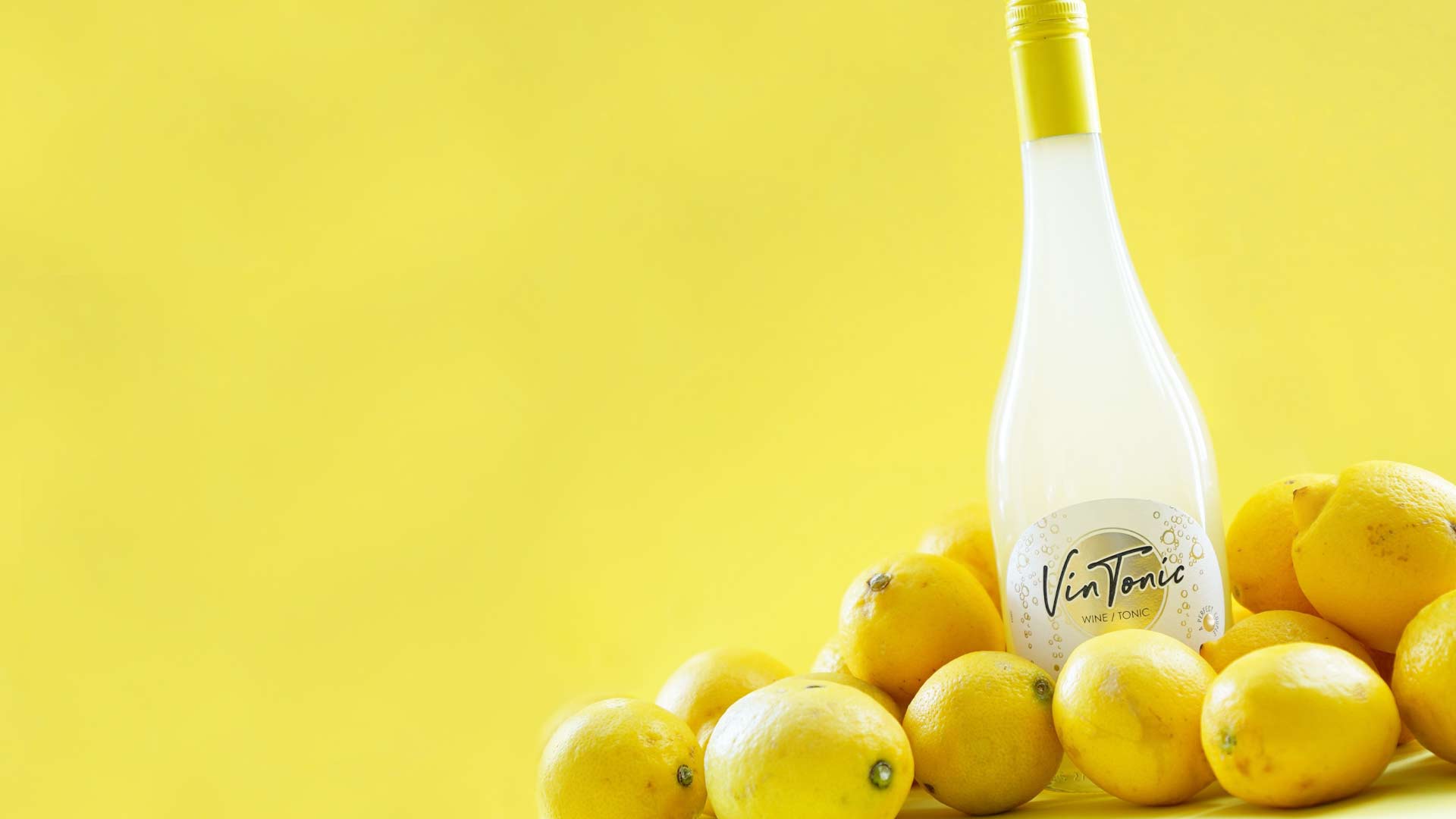 vintonic-flasche-gelben-hintergrund-mit-zitronen-frischer-sommerdrink