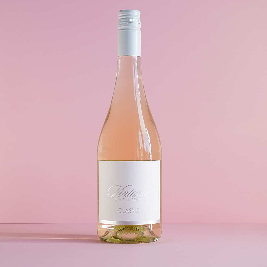 classic-flasche-vor-rosa-hintergrund