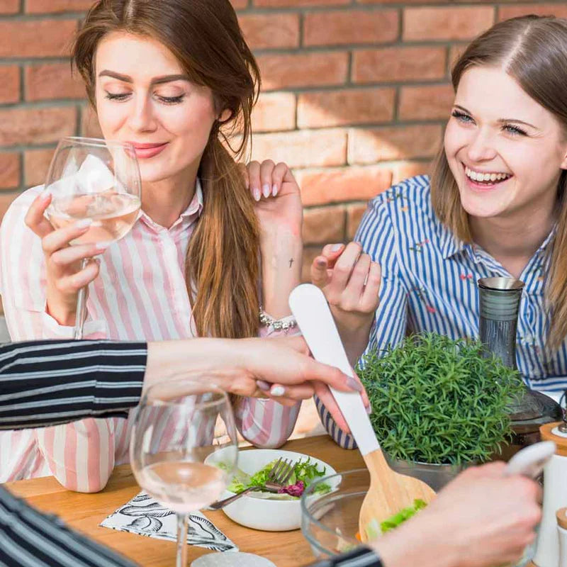 frauen-beim-essen-anstossen-trinken-vintonic