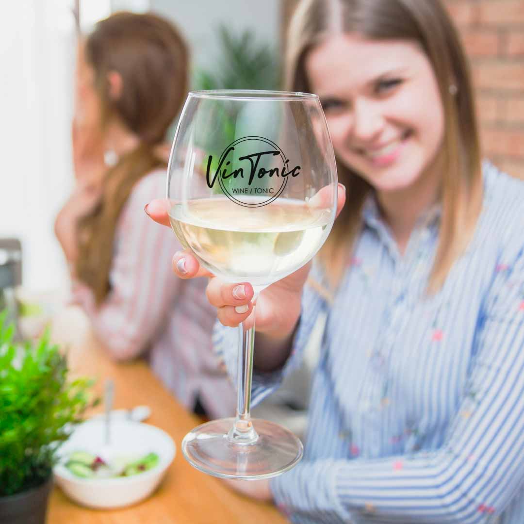 frau-hat-glas-vintonic-in-der-hand-lacht